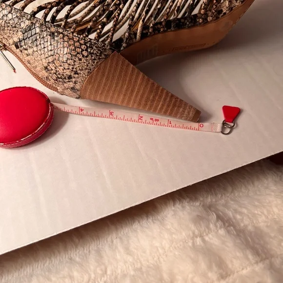 Women's Vince Camutos Strappy 4in High Heel Sandals - Picture 4 of 9